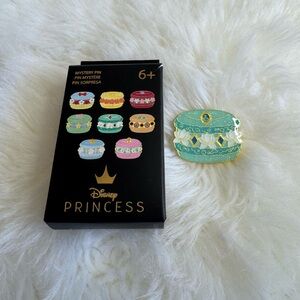 Disney Princess Macaroon Mystery Pin - Jasmine - Blue and Gold